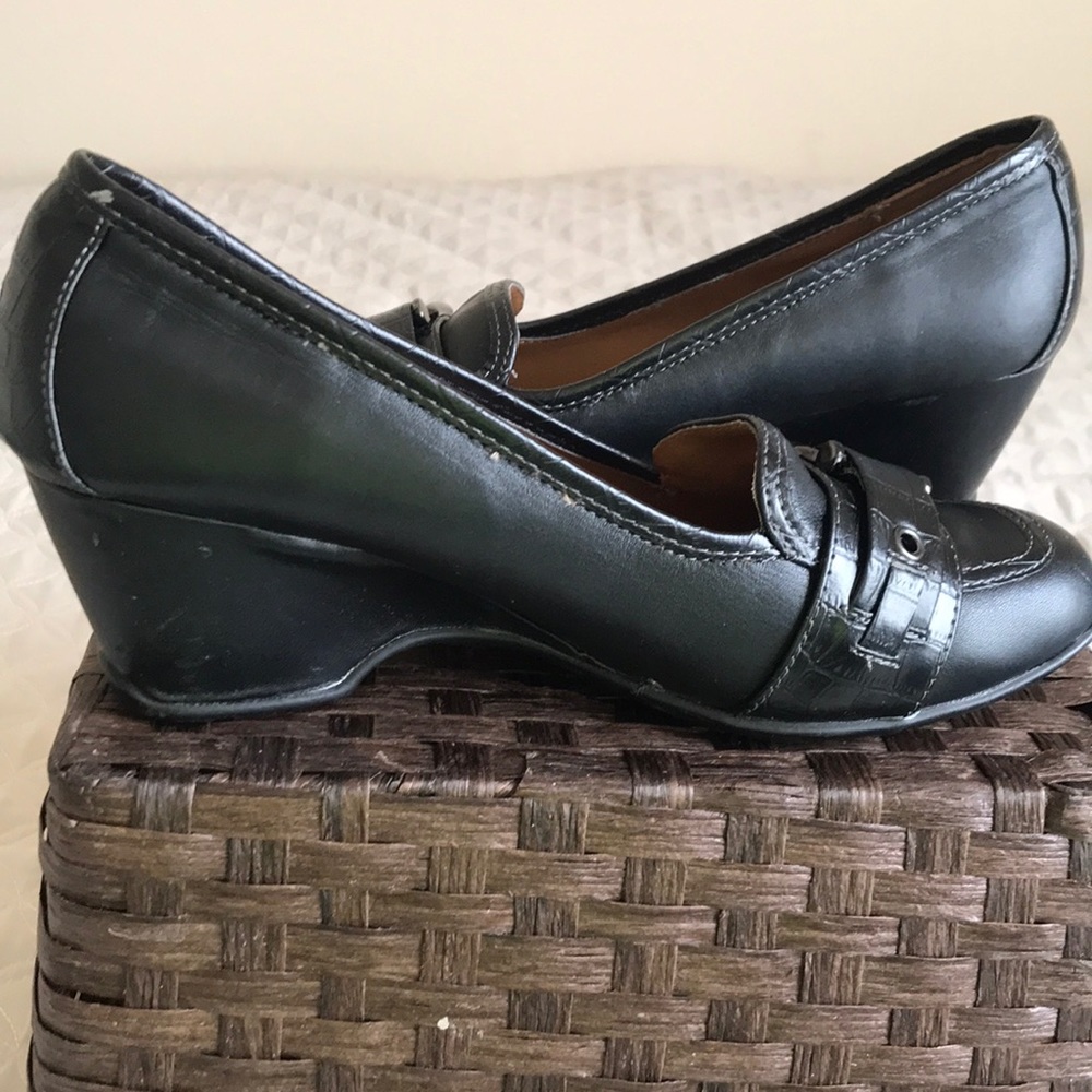 SOFTshoe by medicus black comfort wedge heels